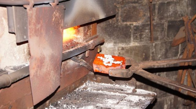 Forging of Damascus steel. Photo by NearEMPTiness CC BY-SA 3.0