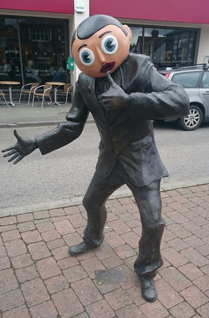 Frank Sidebottom statue Timperley Manchester. Photo by Duncan.Hull CC BY SA 3.0