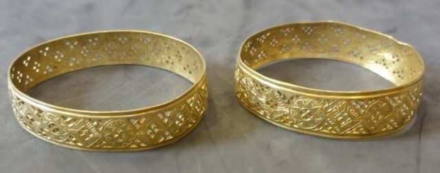 Two gold bracelets from the Hoxne Hoard, in the British Museum. Photo by Fæ CC BY-SA 3.0