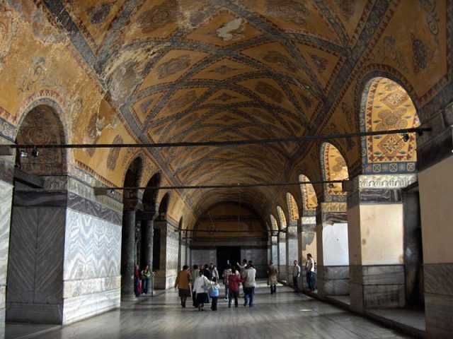 West side of the upper gallery Photo by JoJan CC BY-SA 3.0