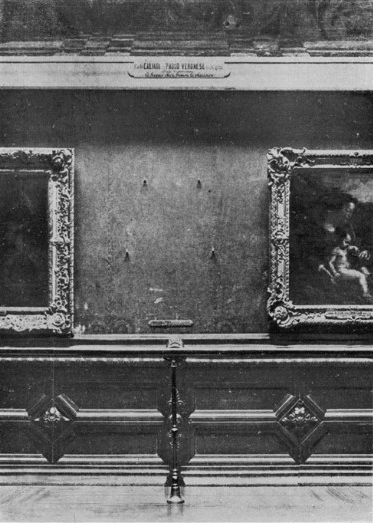 Vacant wall in the Salon Carré, Louvre after the painting was stolen in 1911