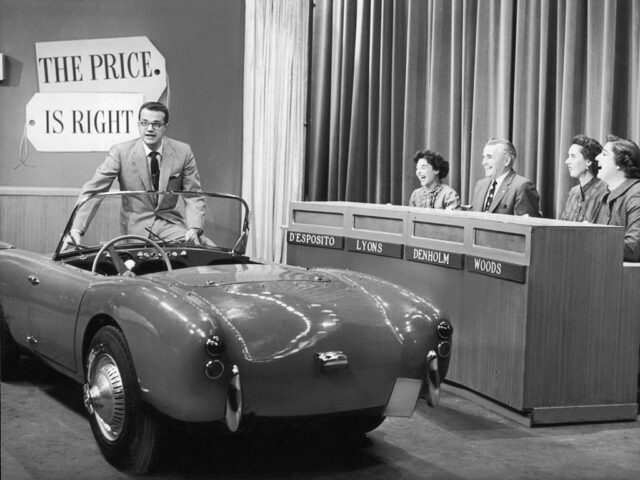 Bill Cullen and contestants on the set of 'The Price Is Right'