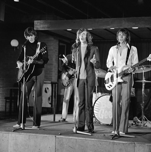 The Bee Gees performing on Dutch television show Twien in 1968. Photo by NCRV – Beeld en Geluidwiki – Gallery: Twien CC BY-SA 3.0 nl