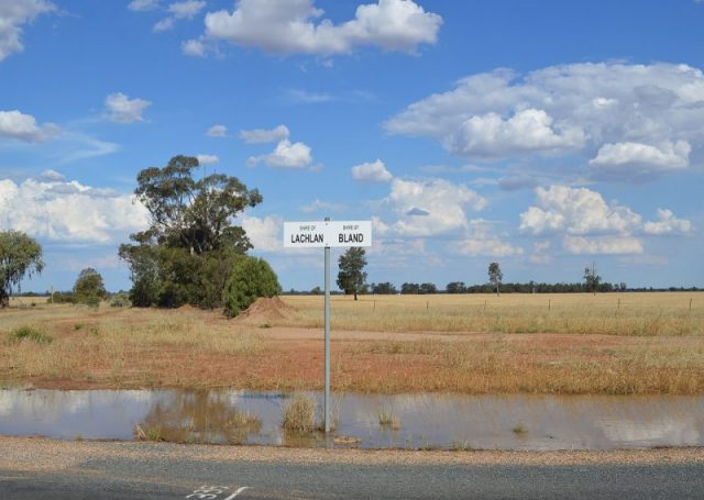 Sign marking the border between Lachlan Shire and Bland Shire. Photo by Mattinbgn CC BY 2.0