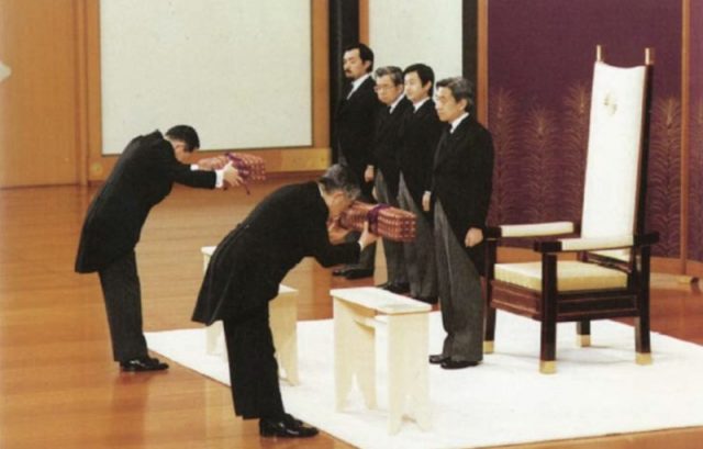 Presentation of the sword Kusanagi-no-Tsurugi and the Yasakani no magatama at the enthronement of Emperor Akihito, 1989. Photo by 首相官邸 CC BY 4.0