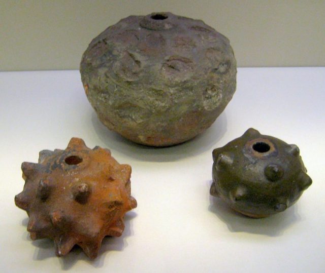 “Three hollow pottery caltrops speculated to have been filled with gunpowder. 13th – 14th century, possibly Yuan dynasty (1206–1368)”. Photo by BabelStone CC BY-SA 3.0