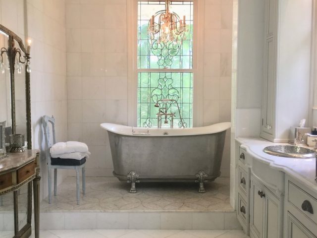 Master Bathroom. Courtesy of Target Auctions