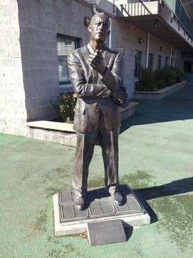 Bill Bowerman sculpture