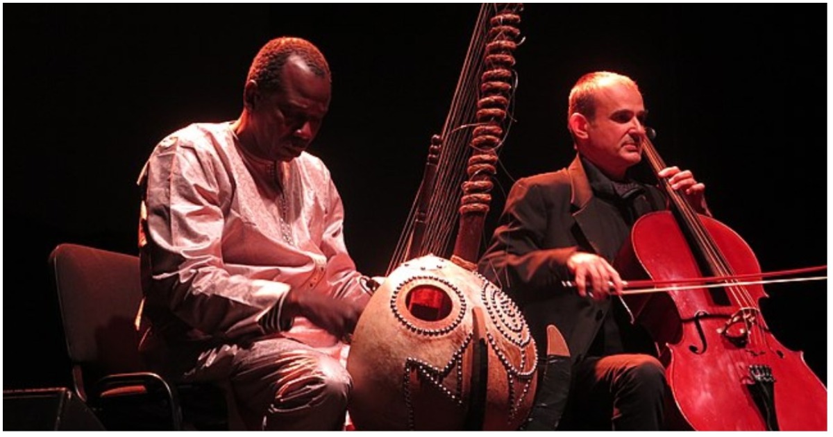 Ballaké Sissoko and Vincent Segal in concert. Photo by Philippe Salgarolo CC by 4.0