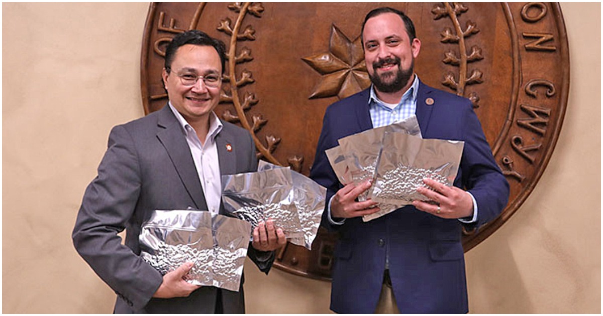 Cherokee Nation Principal Chief Chuck Hoskin Jr. (left) with Secretary of Natural Resources Chad Harsha holding the seeds that will go into the vault. Photo: Cherokee Nation