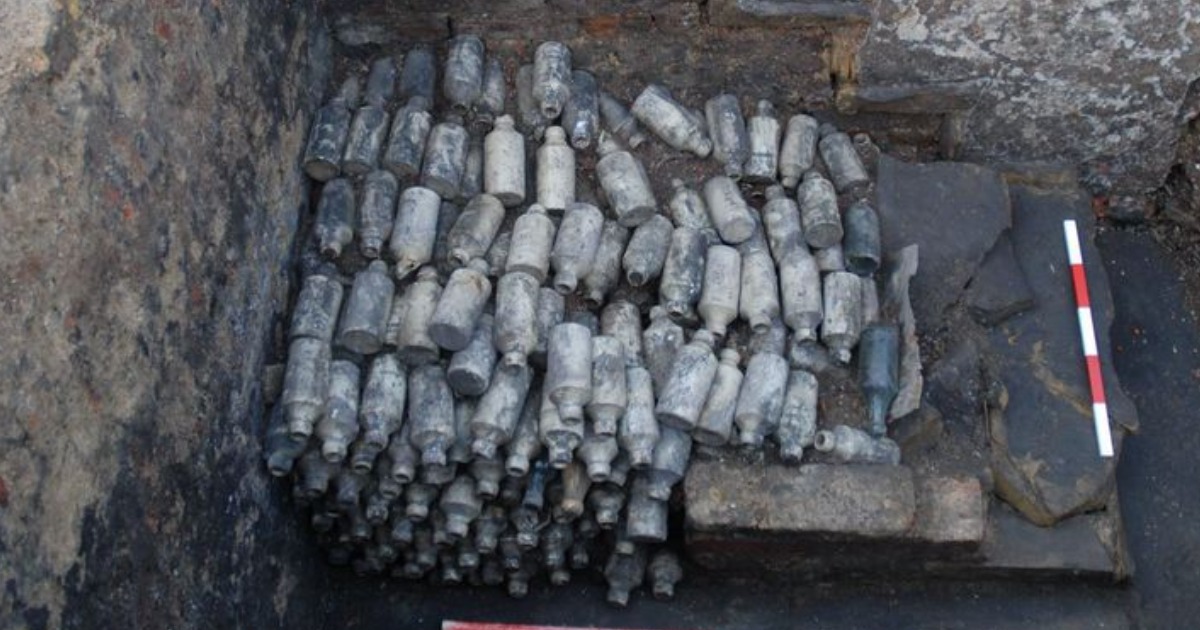 Hundreds of neatly piled beer bottles unearthed at the site of an inn in Leeds (Archaeological Services WYAS / Facebook)