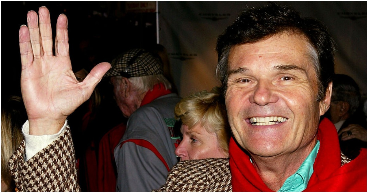  Fred Willard poses for a photo before the start of the 72nd Annual Hollywood Christmas Parade November 30, 2003 in Los Angeles, California. (Photo by Carlo Allegri/Getty Images)