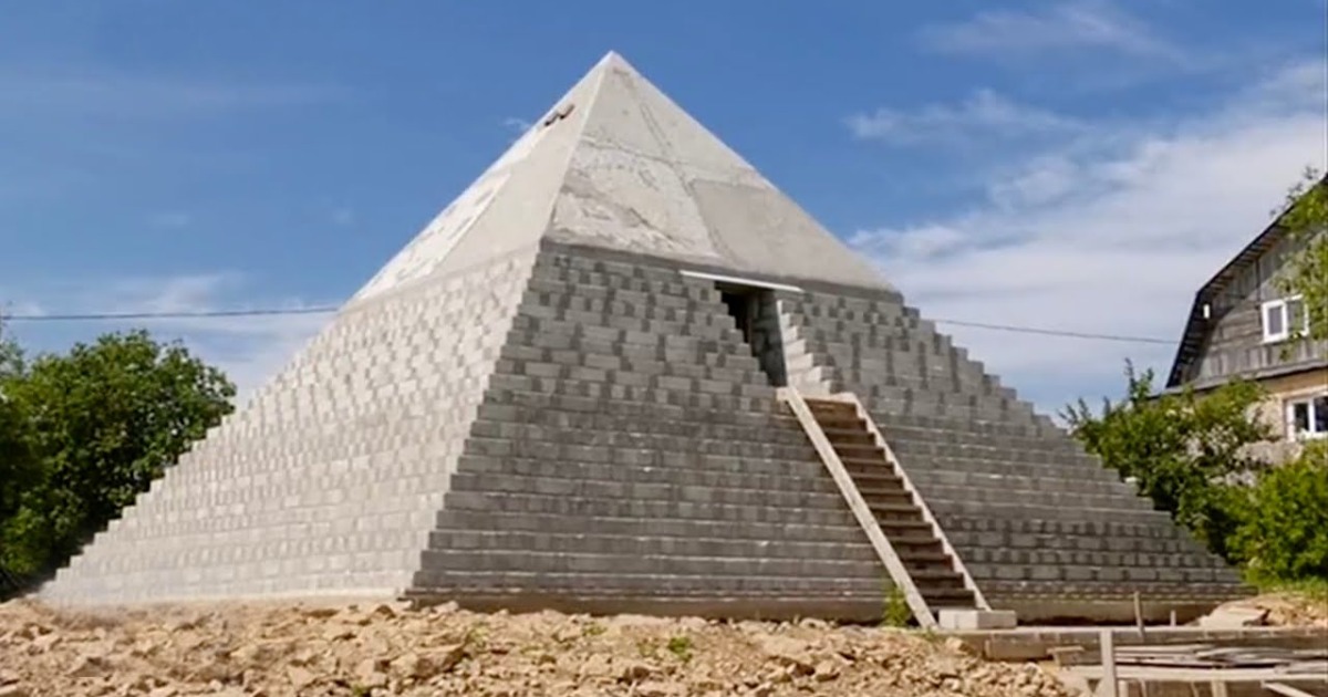 The pyramid constructed in the backyard of the Russian couples house. (YouTube)