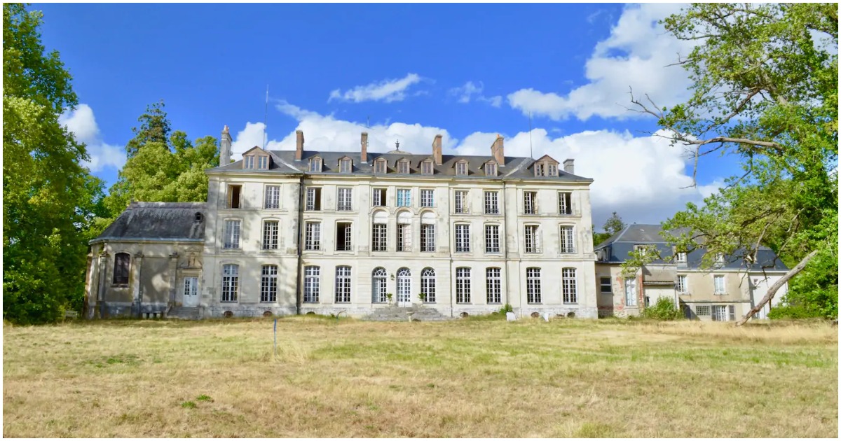 Exterior of the Chateau de Freschines. Photo from airbnb
