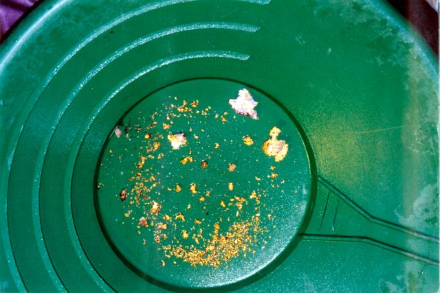 Gold in the pan, Alaska. Mike Beauregard – CC BY 2.0