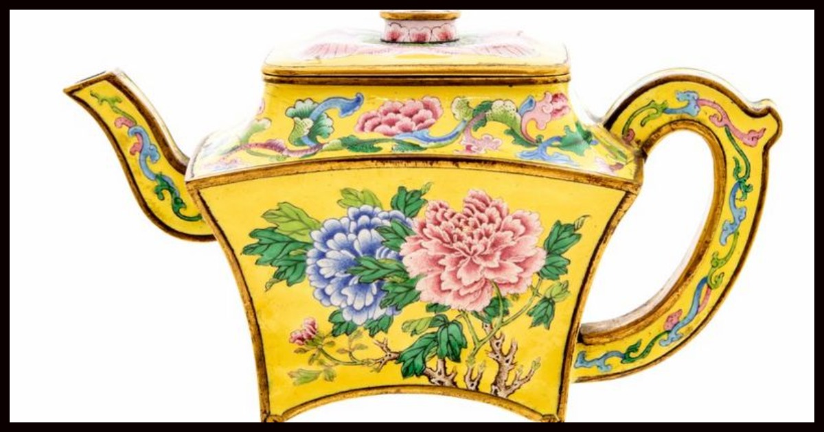 This small Chinese teapot could sell for up to $130,000! MARK LABAN/HANSON'S