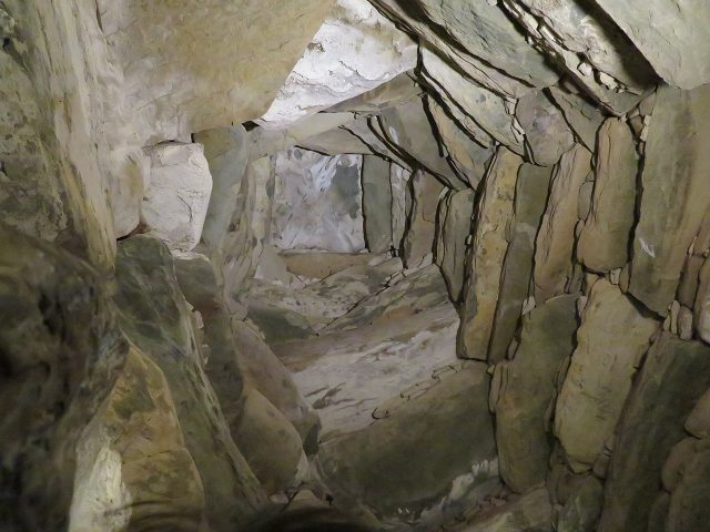 Corbelled ceiling of the end-chamber. O’Dea – CC BY-SA 4.0