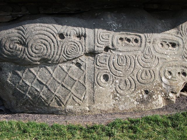 Megalithic art on one of the kerbstones. Johnbod – CC BY-SA 3.0