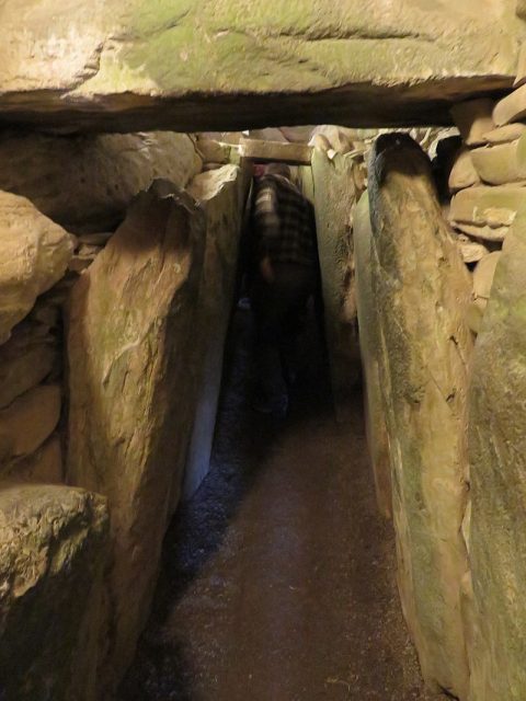 Orthostat-lined passage leading towards the tomb chamber. O’Dea – CC BY-SA 4.0