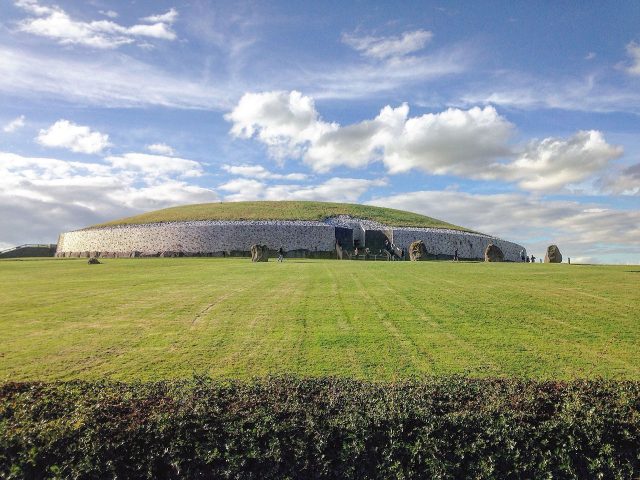 A front view of the Neolithic Newgrange monument taken from outside the grounds. Tjp finn – CC BY-SA 4.0
