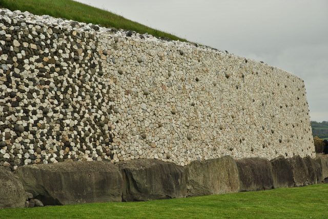 The retaining wall and kerbstones. John5199 – CC BY 2.0