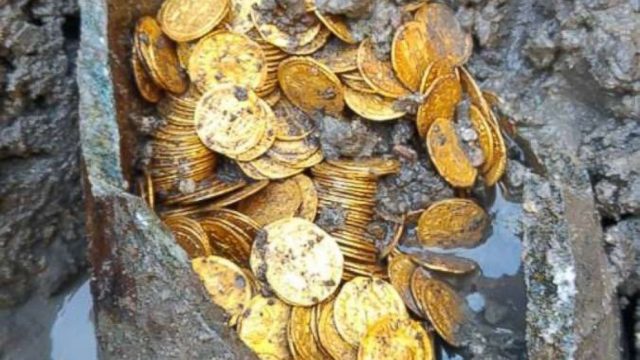 Hundreds of gold Roman coins dating to the 4th or 5th century were found in an archaeological dig in Como, Italy. Credit: Italian Ministry of Culture