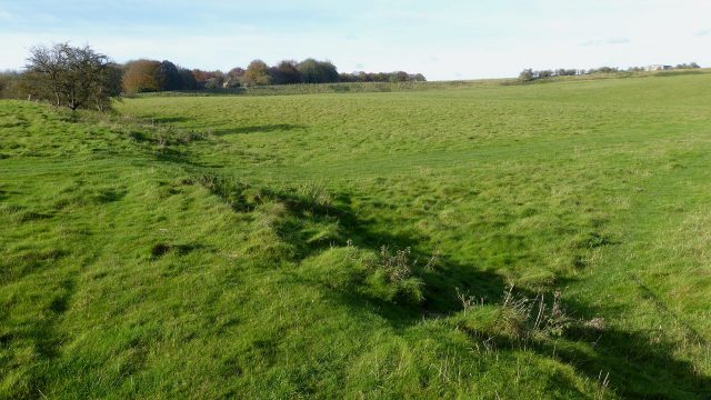 In the foreground is the southern wall of Durrington Walls, a prehistoric site near to Durrington in Wiltshire. In the background of the image is the western wall of the site. Credit: Ethan Doyle White – CC BY-SA 4.0