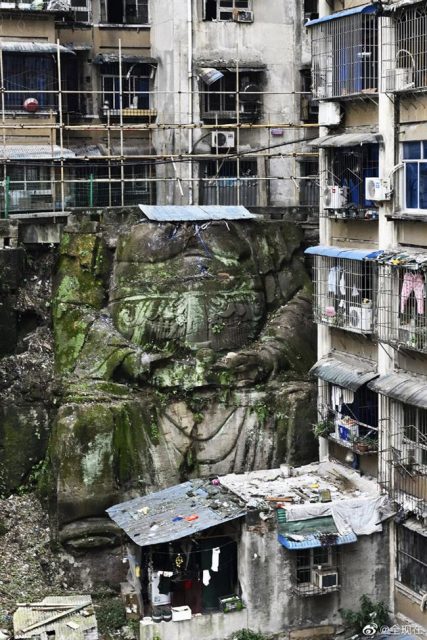 The giant statue between two high-rise residential buildings. Credit: Daidu