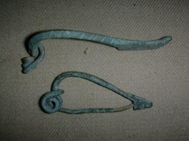 Legionnaire’s fibulae. 1st – 2nd centuries AD. Shawn Michael Caza – CC BY-SA 2.5