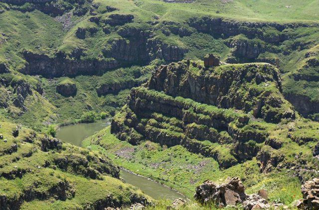 The Virgin’s Castle, atop cliffs along the Akhurian River. Teo Romera CC BY 2.0