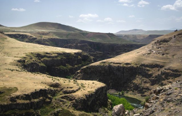 The Virgin’s Castle, visible at center, on cliffs above the Akhurian River. Scott Dexter – CC BY 2.0