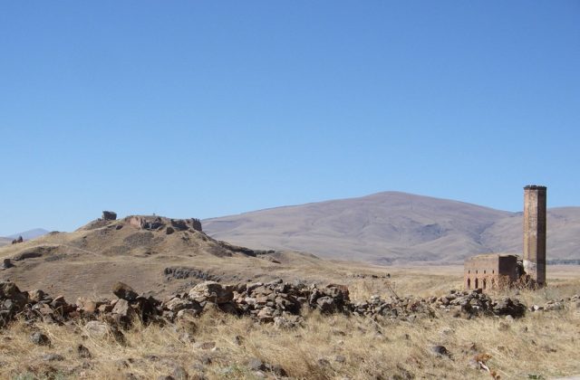 The Citadel (left) and Mosque of Minuchihir (right). Jean & Nathalie – CC BY 2.0