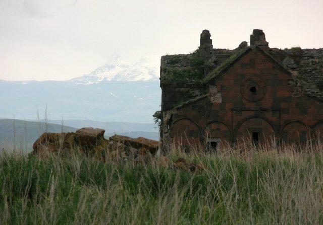 Ani cathedral with Armenia’s Little Ararat in the background. SaraYeomans – CC BY 2.0
