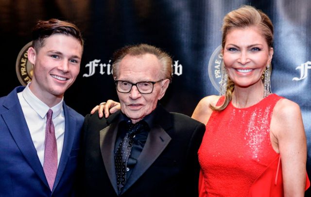 Television host Larry King (C), his wife actress Shawn King and their son Cannon King attend the Friars Club Entertainment Icon Award ceremony at the Ziegfeld Ballroom on November 12, 2018, in New York City. (Photo by KENA BETANCUR / AFP) (Photo by KENA BETANCUR/AFP via Getty Images)