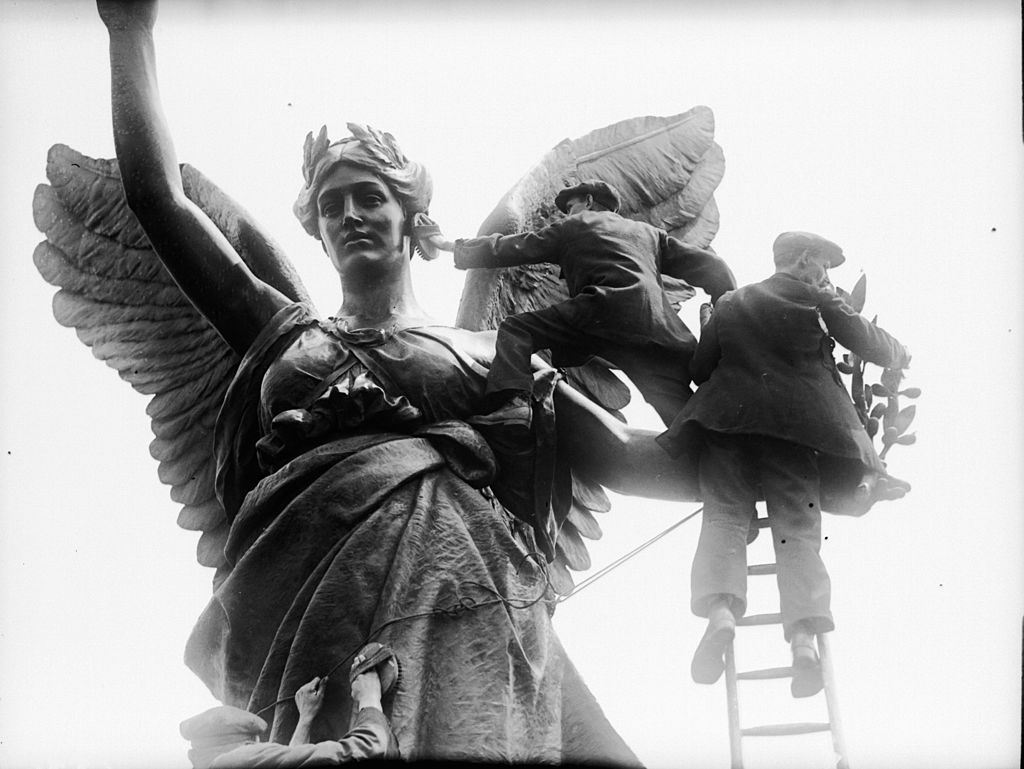 May 1929:  A couple of men cleaning Boadicea on the Quadriga statue at Hyde Park Corner, London.  (Photo by Fox Photos/Getty Images)