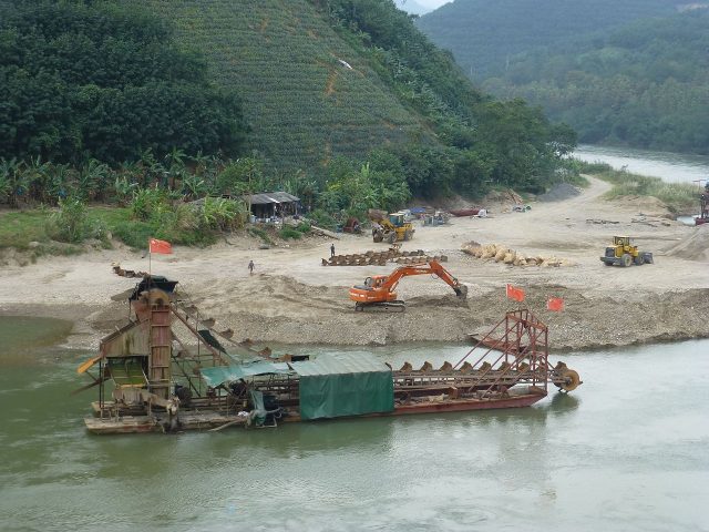 A  mining operation in the Red River. Vmenkov – CC BY-SA 3.0