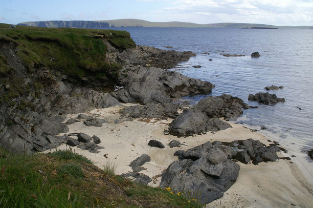 Beach on Ness of Ramnageo Looking towards Fetlar. Image by Mike Pennington CC BY-SA 2.0