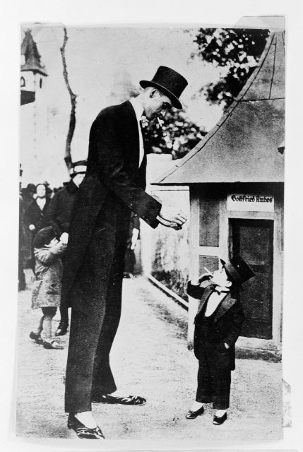 A giant and a dwarf, circa 1927(Photo Credit: A Giant and a Dwarf, London 1927: Wellcome Collection)