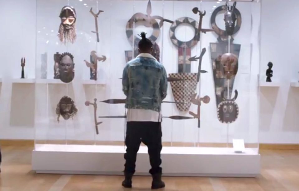 Scene from Black Panther where Killmonger plans the heist of a museum's Benin Bronze collection. (Photo: Marvel Entertainment)