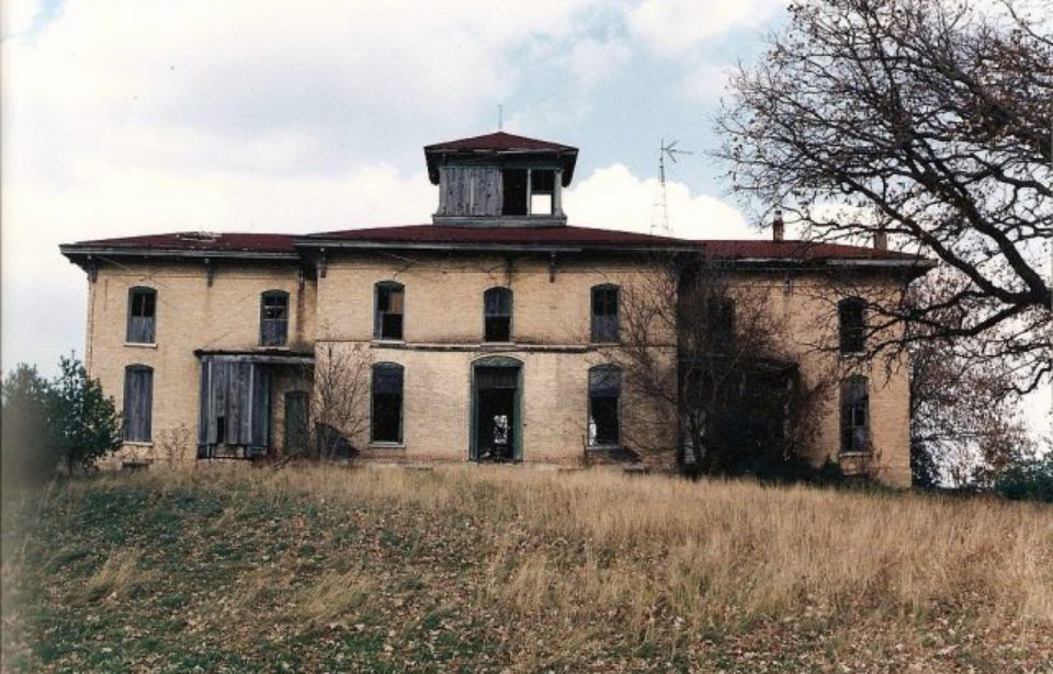 The Foote Mansion in disrepair, circa 1992. (Photo Credit: Daniel Butkiewicz)