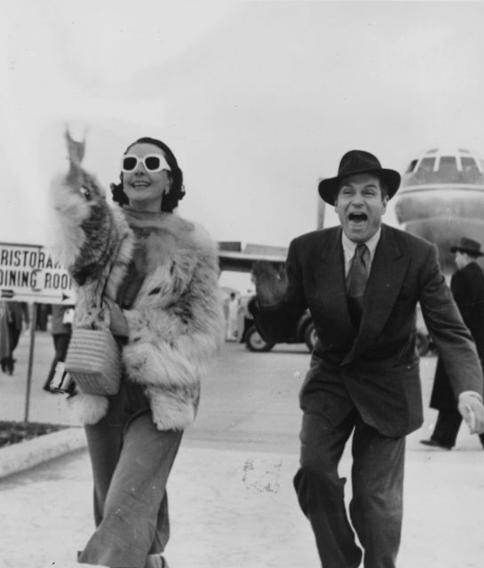 Laurence Olivier and Vivien Leigh arriving at the Rome airport 