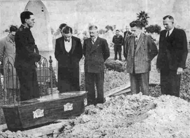 Australian police standing around the Somerton Man's casket and burial site