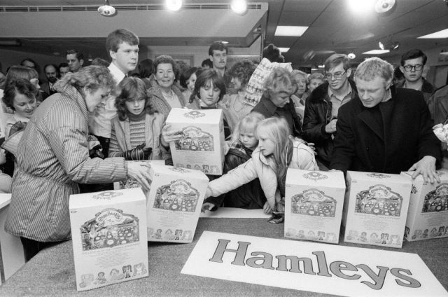 Shoppers holding boxes containing Cabbage Patch Kids