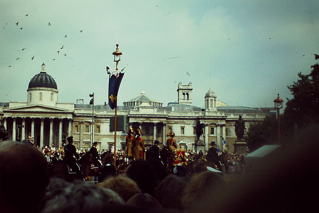 The crowd gathered around Diana's carriage outside of Buckingham Palace