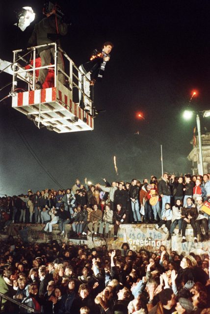 David Hasselhoff performing on New Years Eve 1989 in Berlin 