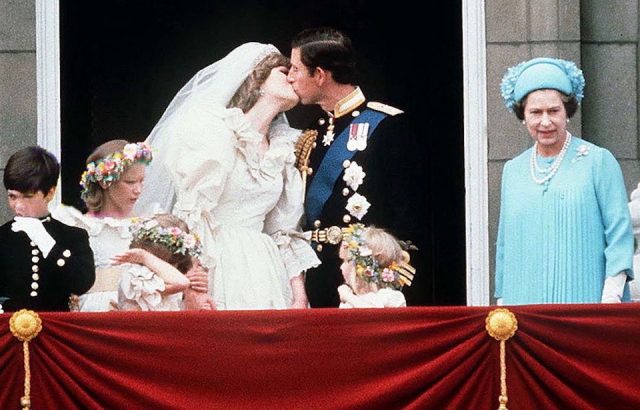 Diana and Charles kissing on the balcony after their wedding