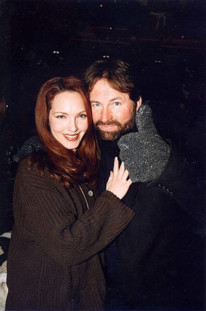 Amy Yasbeck and John Ritter hugging