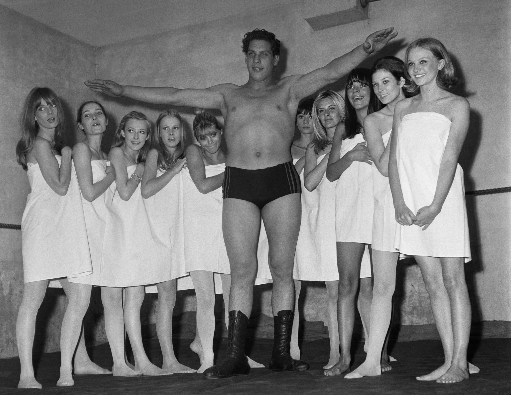 Andre the Giant's Extraordinary Height, Weight and Size in Pictures ...