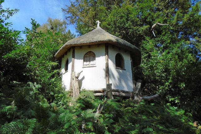 Hermitage at Painshill Park (Photo Credit: AndyScott – Own work, CC BY-SA 4.0, accessed via Wikimedia Commons)