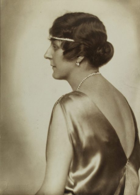 1910s hairstyle- lady with a pearl necklace and pearl headband 